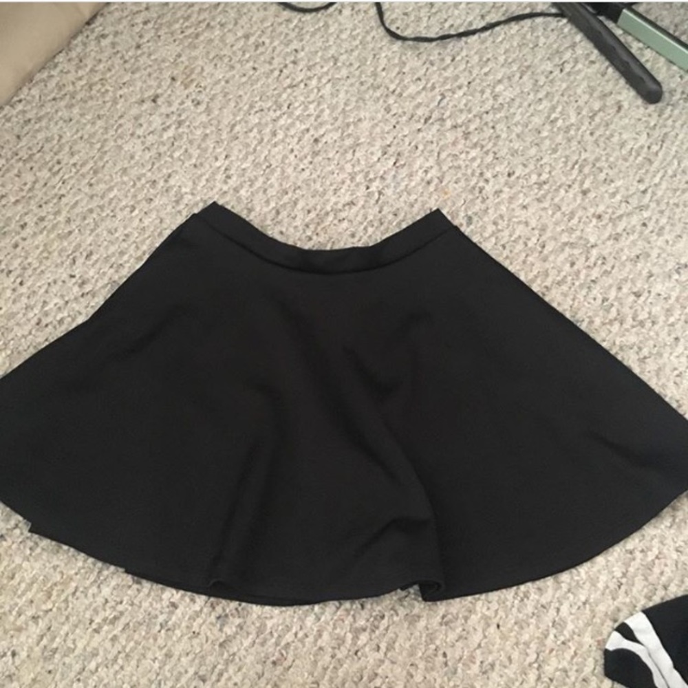 Pose black mini skirt